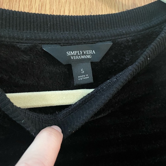 Fuzzy black sweatshirt - Picture 3 of 3